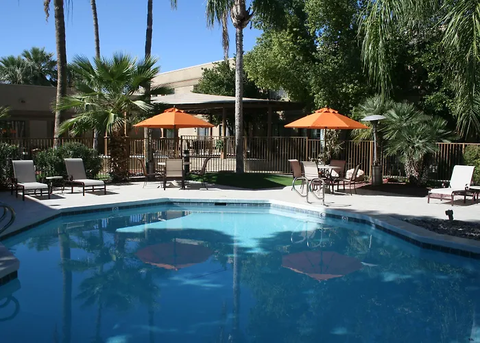 Wyndham Airport & Conference Center 3*