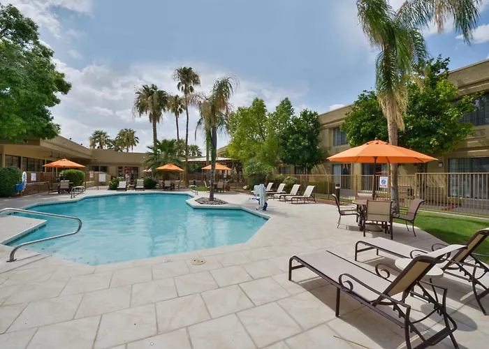Wyndham Airport & Conference Center Hotel 3*