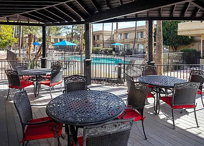 Wyndham Airport & Conference Center 3*