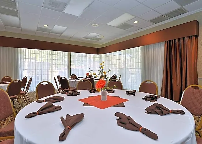 Hotel Wyndham Airport & Conference Center 3*
