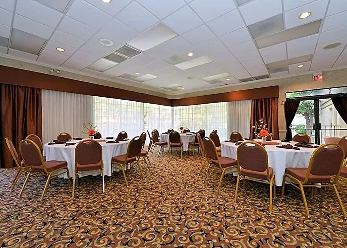 Wyndham Airport & Conference Center 3*