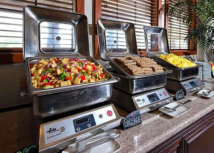 Hotel Wyndham Airport & Conference Center 3*