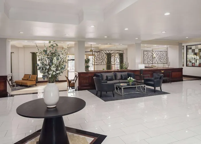 Hotel Wyndham Airport & Conference Center 3*
