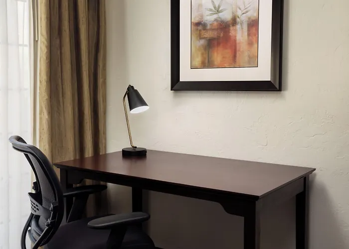 Wyndham Airport & Conference Center 3*