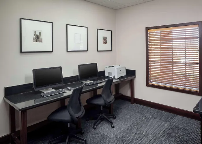 Wyndham Airport & Conference Center Hotel 3*