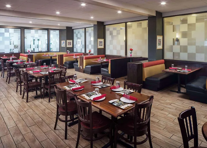 Hotel Wyndham Airport & Conference Center 3*