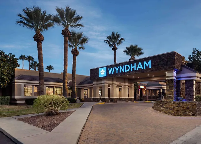 Wyndham Airport & Conference Center 3*
