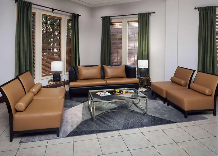 Hotel Wyndham Airport & Conference Center 3*