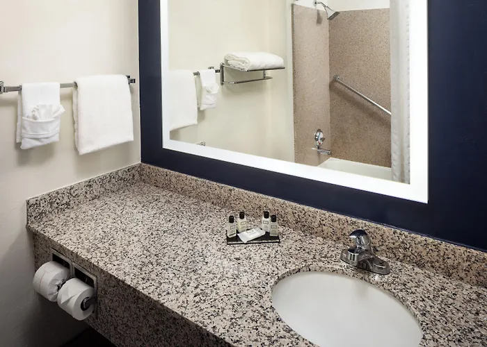 Wyndham Airport & Conference Center Hotel