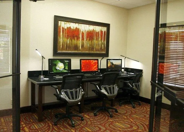 Wyndham Airport & Conference Center 3*