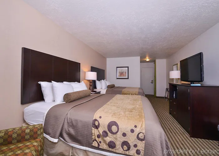 Wyndham Airport & Conference Center 3*