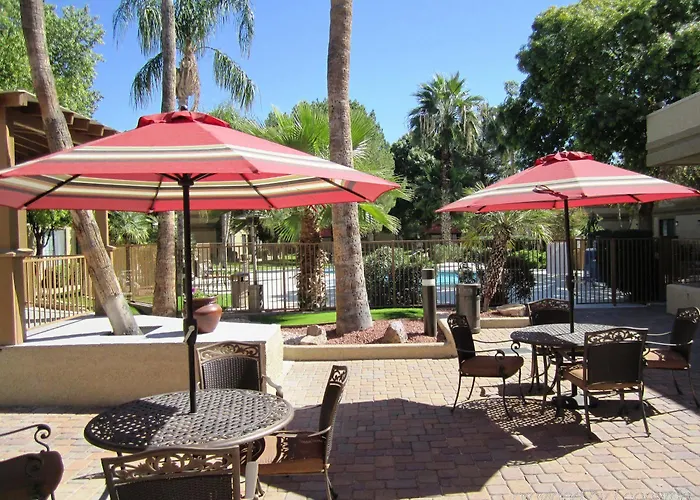 Wyndham Airport & Conference Center Hotel 3*