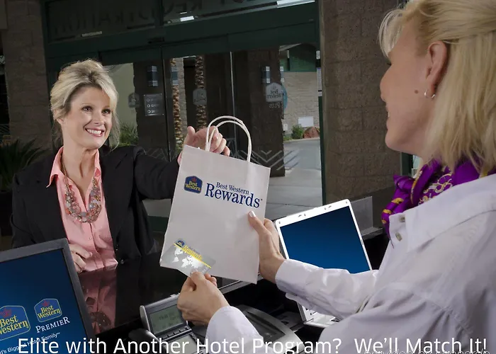 Wyndham Airport & Conference Center Hotel 3*