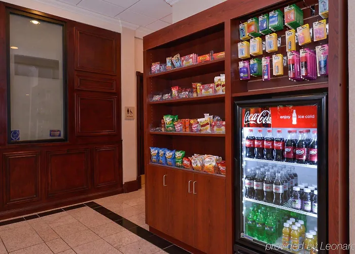 Wyndham Airport & Conference Center 3*